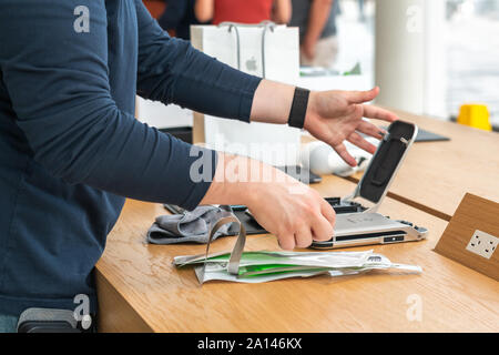 Aventura, Florida, USA - 20. September 2019: Detailansicht der Anwendung Screen Protector auf einem iPhone 11 Pro im Apple Store in der Aventura Mall Stockfoto