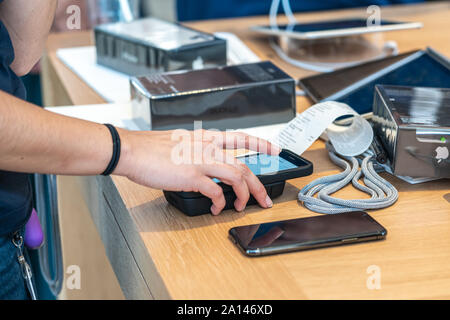 Aventura, Florida, USA - 20. September 2019: Zahlen für Iphone 11 Pro im Apple Store in der Aventura Mall. Stockfoto