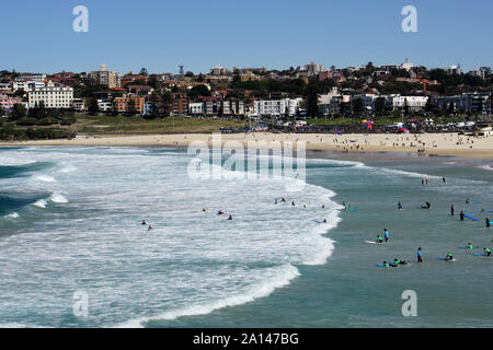 Malerischer Blick auf Bondi Beach an einem sonnigen Frühlingstag während des Festivals der Winde Stockfoto