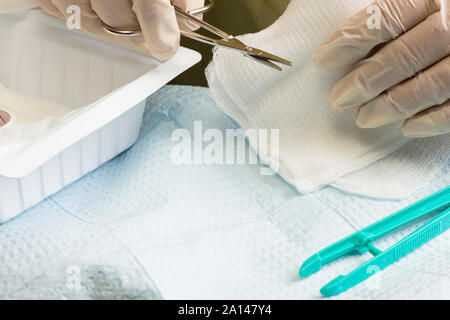 Krankenschwester bereitet Wundversorgung Kit zur Verwendung. Stockfoto