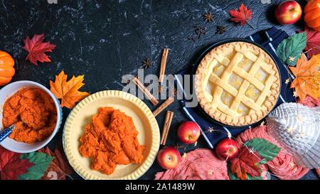 Happy Thanksgiving Apfel und Kürbis Torten auf dunklem Marmor Hintergrund, Torte füllen. Stockfoto