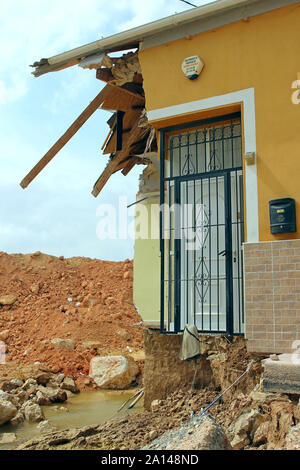 Süd-östlich Spanien, Sept. 2019. Dieses Haus steht am Ufer des Flusses Segura zertrümmert wurde, wenn der Fluss über die Ufer bei einem massiven Sturm Burst - "Gota Fria". Stockfoto