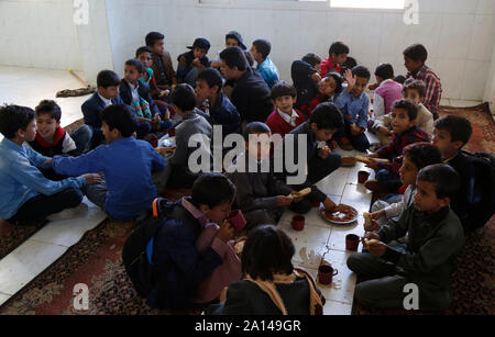 Sanaa, Jemen. 23 Sep, 2019. Studenten haben Frühstück in einem Waisenhaus in Sanaa, Jemen, im Sept. 23, 2019. Ein JEMENITISCHES Stiftung mit lokalen Behörden am Montag startete ein Projekt zur Verteilung von Schultaschen zu 25.000 Studenten, die ihre Eltern im Krieg verloren, als Versuch, Ihnen zu helfen, Schule für das akademische Jahr 2019-2020 zu besuchen. Credit: Mohammed Mohammed/Xinhua Stockfoto