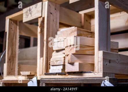 Stapel von cut 2 x 4 Längen aus Holz sind in Holzkisten in einem Holz Arbeitnehmer gespeichert Werkstatt Stockfoto