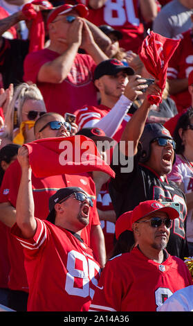 Santa Clara, CA, USA. 22 Sep, 2019. San Francisco 49ers Fans jubeln auf dem Team während eines Spiels gegen die Pittsburgh Steelers bei Levi's Stadion am Sonntag, Sept. 22, 2019 in Santa Clara. Credit: Paul Kitagaki jr./ZUMA Draht/Alamy leben Nachrichten Stockfoto