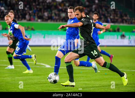 Wolfsburg, Deutschland. 23 Sep, 2019. Admir Mehmedi (R) von Wolfsburg nimmt ein Scoring, das während einer Deutschen Bundesligaspiel zwischen dem VfL Wolfsburg und der TSG 1899 Hoffenheim in Wolfsburg, Deutschland, Sept. 23, 2019. Credit: Kevin Voigt/Xinhua Stockfoto