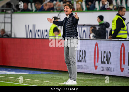 Wolfsburg, Deutschland. 23 Sep, 2019. Head Coach Oliver Glasner von Wolfsburg gibt Anweisungen während eines Deutschen Bundesligaspiel zwischen dem VfL Wolfsburg und der TSG 1899 Hoffenheim in Wolfsburg, Deutschland, Sept. 23, 2019. Credit: Kevin Voigt/Xinhua Stockfoto