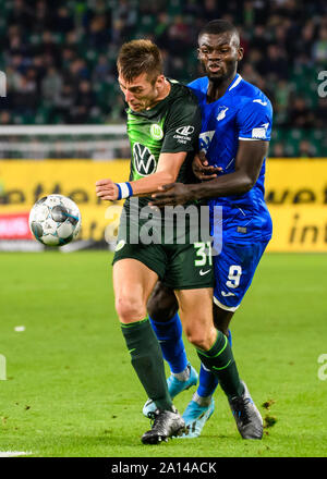 Wolfsburg, Deutschland. 23 Sep, 2019. Robin Knoche (L) von Wolfsburg Mias mit Ihlas Bebou von Hoffenheim während eines Deutschen Bundesligaspiel zwischen dem VfL Wolfsburg und der TSG 1899 Hoffenheim in Wolfsburg, Deutschland, Sept. 23, 2019. Credit: Kevin Voigt/Xinhua Stockfoto