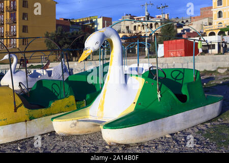 COPACABANA, BOLIVIEN - 17. OKTOBER 2014: Weiß und Grün Swan geformte Tretboot am Ufer des Titicacasees in Copacabana, Bolivien Stockfoto