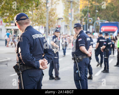 Belgrad, SERBIEN - 15. SEPTEMBER 2019: Serbische Polizisten zum Schutz der 2019 Belgrade Gay Pride im Zentrum der Hauptstadt von Serbien, die Hap Stockfoto