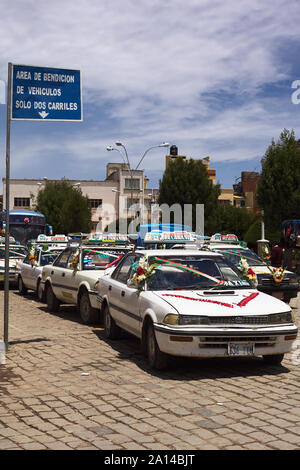 COPACABANA, BOLIVIEN - Oktober 20, 2014: Eingerichtet Taxis stehen in der Linie für die Segnung vor der Basilika in Copacabana, Bolivien Stockfoto