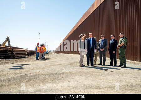 Präsident Donald J. Trumpf Gespräche mit dem Kommissar für Zoll und Grenzschutz Mark Morgan, amtierende Sekretär der Homeland Security Kevin McAleenan und Bundesgrenzschutz Mittwoch, Sept. 18, 2019, bei einem Besuch in Otay Mesa, eine Nachbarschaft entlang der mexikanischen Grenze, in der Nähe von San Diego, Calif. Personen: Präsident Donald Trump Credit: Stürme Media Group/Alamy leben Nachrichten Stockfoto