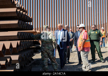 Präsident Donald J. Trumpf Gespräche mit dem Kommissar für Zoll und Grenzschutz Mark Morgan, amtierende Sekretär der Homeland Security Kevin McAleenan, Border Patrol-Agenten und Auftragnehmer Mittwoch, Sept. 18, 2019, bei einem Besuch in Otay Mesa, eine Nachbarschaft entlang der mexikanischen Grenze, in der Nähe von San Diego, Calif Personen: Präsident Donald Trump Credit: Stürme Media Group/Alamy leben Nachrichten Stockfoto