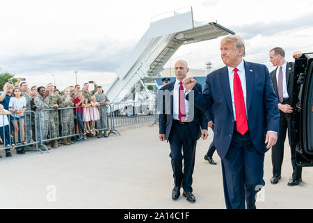 Albuquerque, Vereinigte Staaten von Amerika. 16 Sep, 2019. Präsident Donald J. Trumpf begrüßt die Gäste und Unterstützer in Albuquerque International Sunport in Albuquerque, NM. Montag, September 16, 2019, wie er sich vorbereitet, Vorstand der präsidentenwagen Personen: Präsident Donald Trump Credit: Stürme Media Group/Alamy Leben Nachrichten zu Stockfoto