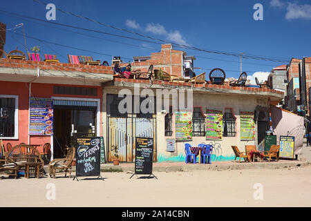 COPACABANA, BOLIVIEN - Oktober 19, 2014: Restaurant Cuzco Rumi und Winay Marka an der Ecke der Straßen 6 de Agosto und Costanera in Copacabana Stockfoto