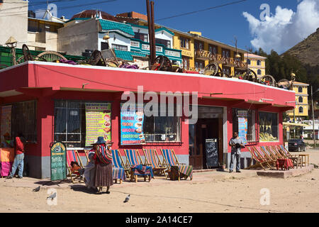 COPACABANA, BOLIVIEN - Oktober 19, 2014: Unbekannter Menschen vor der Resto Bar Flor de Mi Tierra in Copacabana, Bolivien stehend Stockfoto