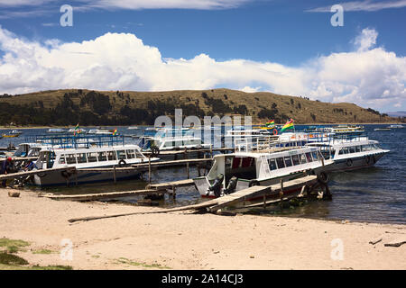 COPACABANA, BOLIVIEN - Oktober 28, 2014: Viele tour Boote im Hafen des kleinen touristischen Stadt von Copacabana in einer Bucht des Titicaca-sees in Bolivien Stockfoto