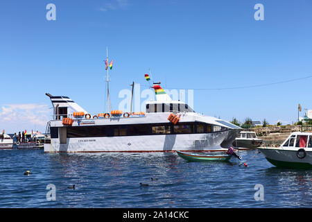 COPACABANA, BOLIVIEN - Oktober 28, 2014: Große Fähre im Hafen Der kleine touristische Stadt am Ufer des Titicaca-see am 28. Oktober 2014 Stockfoto