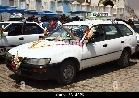 COPACABANA, BOLIVIEN - Oktober 20, 2014: Eingerichtet Taxis stehen in der Linie für die Segnung vor der Basilika in Copacabana, Bolivien Stockfoto