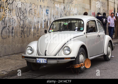 LA PAZ, Bolivien - November 10, 2014: Volkswagen Käfer mit Rad klemmen im Zentrum der Stadt am 10. November 2014 in La Paz, Bolivien Stockfoto