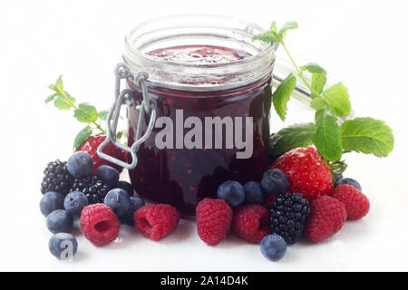 Marmeladenglas mit gemischten Beeren isoliert auf weißem Stockfoto