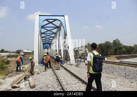 Eine Reihe von Arbeitnehmern wurden gesehen, die Double Track- und Brückenbau Projekt über den Madiun Winongo Fluß, Dorf, Stadt, Madiun Montag, 23. September 2019. Die double Track wurde durch das Ministerium für Verkehr der Republik Indonesien, in diesem Fall der Generaldirektion der Eisenbahnen [Dirjenkerta] durch die Madiun Kedung Dual Line Arbeitseinheit Banteng [JGMK] fährt fort, seine Arbeiten zu beschleunigen. Die 57 km Strecke, die beginnt, von km 164 000 km 221 000, ist der Arbeitsbereich der Ost Java II Engagement Teekocher [PPK] Autorität. Der Plan, wenn PT. Indonesischen Eisenbahn/KAI Re Stockfoto