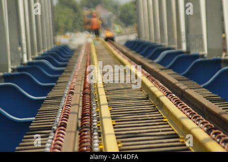 Eine Reihe von Arbeitnehmern wurden gesehen, die Double Track- und Brückenbau Projekt über den Madiun Winongo Fluß, Dorf, Stadt, Madiun Montag, 23. September 2019. Die double Track wurde durch das Ministerium für Verkehr der Republik Indonesien, in diesem Fall der Generaldirektion der Eisenbahnen [Dirjenkerta] durch die Madiun Kedung Dual Line Arbeitseinheit Banteng [JGMK] fährt fort, seine Arbeiten zu beschleunigen. Die 57 km Strecke, die beginnt, von km 164 000 km 221 000, ist der Arbeitsbereich der Ost Java II Engagement Teekocher [PPK] Autorität. Der Plan, wenn PT. Indonesischen Eisenbahn/KAI Re Stockfoto