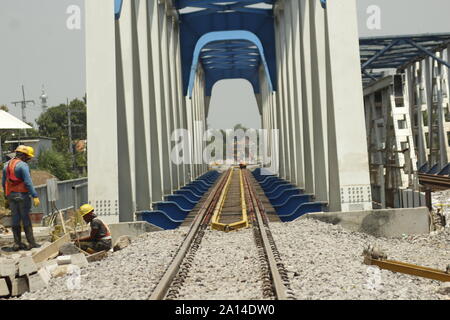 Eine Reihe von Arbeitnehmern wurden gesehen, die Double Track- und Brückenbau Projekt über den Madiun Winongo Fluß, Dorf, Stadt, Madiun Montag, 23. September 2019. Die double Track wurde durch das Ministerium für Verkehr der Republik Indonesien, in diesem Fall der Generaldirektion der Eisenbahnen [Dirjenkerta] durch die Madiun Kedung Dual Line Arbeitseinheit Banteng [JGMK] fährt fort, seine Arbeiten zu beschleunigen. Die 57 km Strecke, die beginnt, von km 164 000 km 221 000, ist der Arbeitsbereich der Ost Java II Engagement Teekocher [PPK] Autorität. Der Plan, wenn PT. Indonesischen Eisenbahn/KAI Re Stockfoto