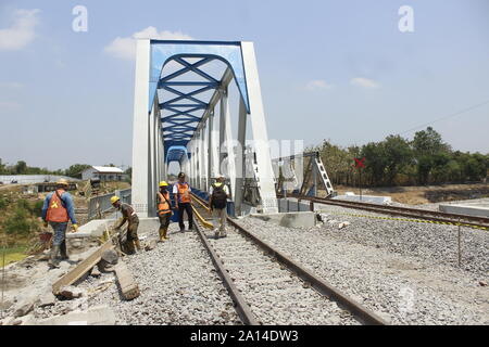 Eine Reihe von Arbeitnehmern wurden gesehen, die Double Track- und Brückenbau Projekt über den Madiun Winongo Fluß, Dorf, Stadt, Madiun Montag, 23. September 2019. Die double Track wurde durch das Ministerium für Verkehr der Republik Indonesien, in diesem Fall der Generaldirektion der Eisenbahnen [Dirjenkerta] durch die Madiun Kedung Dual Line Arbeitseinheit Banteng [JGMK] fährt fort, seine Arbeiten zu beschleunigen. Die 57 km Strecke, die beginnt, von km 164 000 km 221 000, ist der Arbeitsbereich der Ost Java II Engagement Teekocher [PPK] Autorität. Der Plan, wenn PT. Indonesischen Eisenbahn/KAI Re Stockfoto