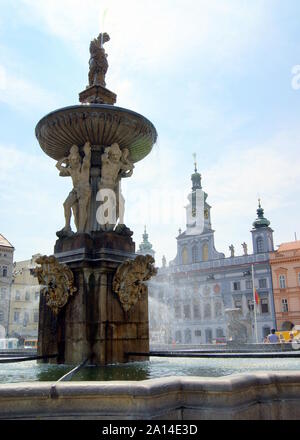 Der Samson-Brunnen am Ottokar II. Platz, das Rathaus im Hintergrund, Ceske Budejovice, Tschechien Stockfoto