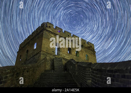 Star Trails rund um den nördlichen himmelspol an der Großen Mauer bei Jinshanling region, Hebei, China. Stockfoto