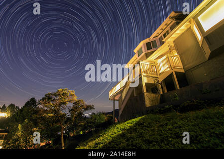 Star Trails rund um den nördlichen Himmelspol über einem Haus in Kalifornien, USA. Stockfoto