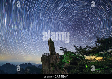 Zeit - Exposition star trail Bild von sich drehenden Himmel um Mount Huangshan in der Provinz Anhui in China. Stockfoto