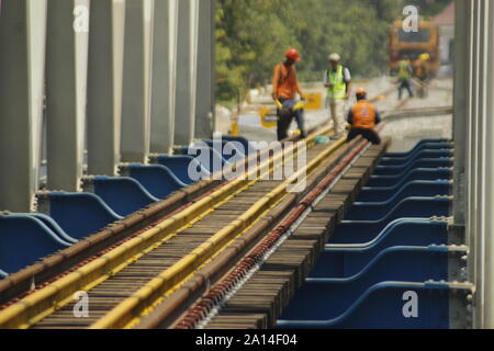 Eine Reihe von Arbeitnehmern wurden gesehen, die Double Track- und Brückenbau Projekt über den Madiun Winongo Fluß, Dorf, Stadt, Madiun Montag, 23. September 2019. Die double Track wurde durch das Ministerium für Verkehr der Republik Indonesien, in diesem Fall der Generaldirektion der Eisenbahnen [Dirjenkerta] durch die Madiun Kedung Dual Line Arbeitseinheit Banteng [JGMK] fährt fort, seine Arbeiten zu beschleunigen. Die 57 km Strecke, die beginnt, von km 164 000 km 221 000, ist der Arbeitsbereich der Ost Java II Engagement Teekocher [PPK] Autorität. Der Plan, wenn PT. Indonesischen Eisenbahn/KAI Re Stockfoto