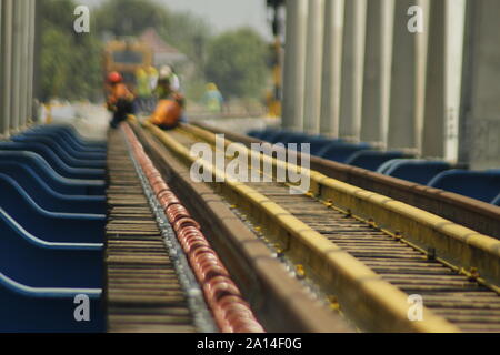 Eine Reihe von Arbeitnehmern wurden gesehen, die Double Track- und Brückenbau Projekt über den Madiun Winongo Fluß, Dorf, Stadt, Madiun Montag, 23. September 2019. Die double Track wurde durch das Ministerium für Verkehr der Republik Indonesien, in diesem Fall der Generaldirektion der Eisenbahnen [Dirjenkerta] durch die Madiun Kedung Dual Line Arbeitseinheit Banteng [JGMK] fährt fort, seine Arbeiten zu beschleunigen. Die 57 km Strecke, die beginnt, von km 164 000 km 221 000, ist der Arbeitsbereich der Ost Java II Engagement Teekocher [PPK] Autorität. Der Plan, wenn PT. Indonesischen Eisenbahn/KAI Re Stockfoto