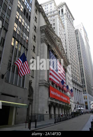 Portikus der New York Stock Exchange mit den USA Flags, New York, NY Stockfoto