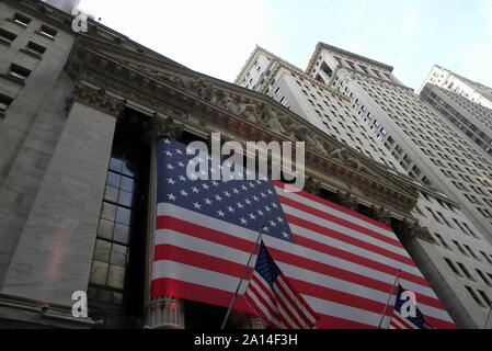 Portikus der New York Stock Exchange mit den USA Flags, New York, NY Stockfoto