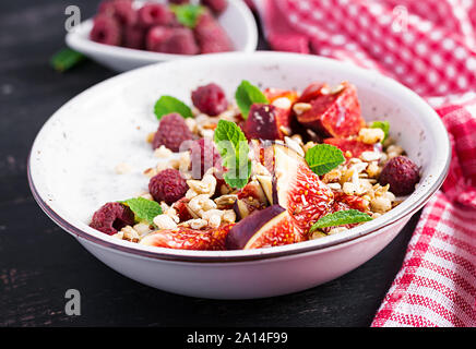 Chia Samen Pudding mit Himbeeren, Feigen und Minze auf dunklem Hintergrund. Das Konzept der guten Ernährung. Stockfoto