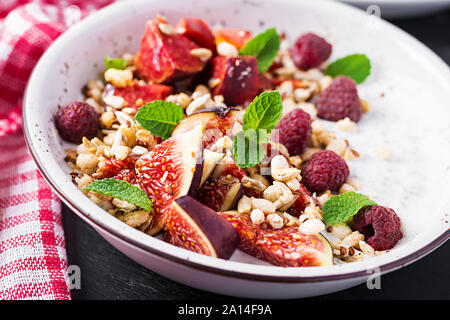 Chia Samen Pudding mit Himbeeren, Feigen und Minze auf dunklem Hintergrund. Das Konzept der guten Ernährung. Stockfoto