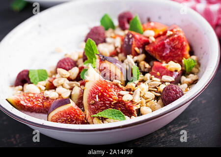 Chia Samen Pudding mit Himbeeren, Feigen und Minze auf dunklem Hintergrund. Das Konzept der guten Ernährung. Stockfoto