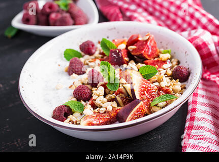 Chia Samen Pudding mit Himbeeren, Feigen und Minze auf dunklem Hintergrund. Das Konzept der guten Ernährung. Stockfoto