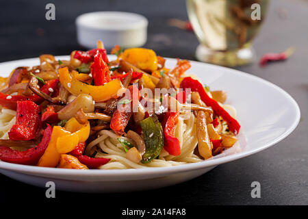 Nudeln mit shimeji Champignons und Paprika. Orientalische Mahlzeit. Japanische Shimeji Pilz Rühren braten. Stockfoto