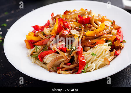 Nudeln mit shimeji Champignons und Paprika. Orientalische Mahlzeit. Japanische Shimeji Pilz Rühren braten. Stockfoto