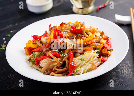 Nudeln mit shimeji Champignons und Paprika. Orientalische Mahlzeit. Japanische Shimeji Pilz Rühren braten. Stockfoto