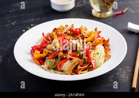 Nudeln mit shimeji Champignons und Paprika. Orientalische Mahlzeit. Japanische Shimeji Pilz Rühren braten. Stockfoto