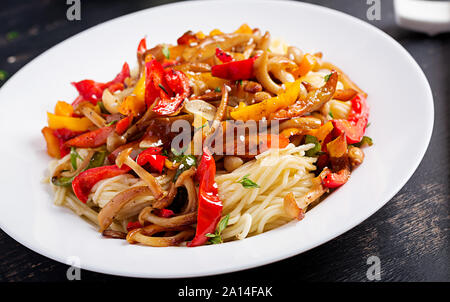 Nudeln mit shimeji Champignons und Paprika. Orientalische Mahlzeit. Japanische Shimeji Pilz Rühren braten. Stockfoto