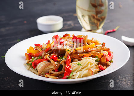 Nudeln mit shimeji Champignons und Paprika. Orientalische Mahlzeit. Japanische Shimeji Pilz Rühren braten. Stockfoto