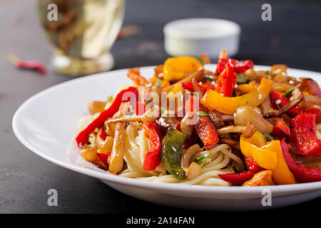 Nudeln mit shimeji Champignons und Paprika. Orientalische Mahlzeit. Japanische Shimeji Pilz Rühren braten. Stockfoto