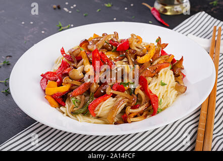 Nudeln mit shimeji Champignons und Paprika. Orientalische Mahlzeit. Japanische Shimeji Pilz Rühren braten. Stockfoto