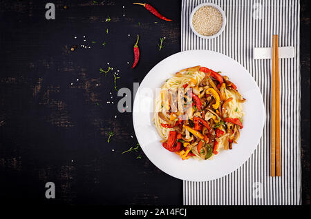 Nudeln mit shimeji Champignons und Paprika. Orientalische Mahlzeit. Japanische Shimeji Pilz Rühren braten. Ansicht von oben Stockfoto